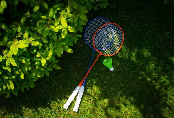 Twee badminton racket op de zonnige heldere grass green verse backg — Stockfoto