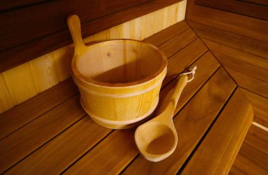 Kepçe ve küvet araçları ile ahşap Hamam kapatın. Ahşap sauna iç donanımları ile.