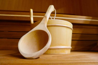 Kepçe ve küvet araçları ile ahşap Hamam kapatın. Ahşap sauna iç donanımları ile.