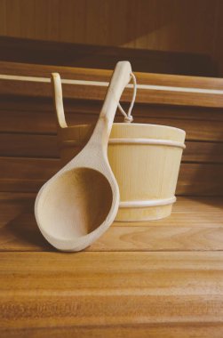 Kepçe ve küvet araçları ile ahşap Hamam kapatın. Ahşap sauna iç donanımları ile.