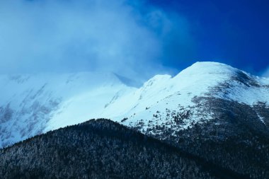 Dağ kar tepe, güzel doğal kış zemin. Buz en iyi o