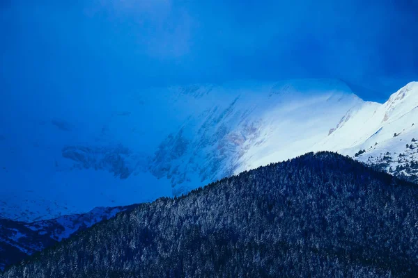 山雪の冬の自然のピーク、美しい背景。氷トップ o — ストック写真