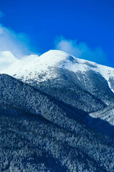 Sneeuw piek, mooie natuurlijke winter bergdecor. Ijs top o — Stockfoto