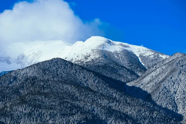 Montanha neve pico, belo cenário de inverno natural. Topo de gelo — Fotografia de Stock