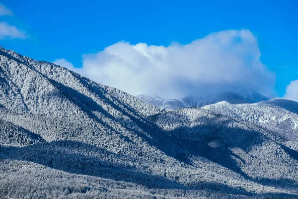 Pico de nieve de montaña, hermoso telón de fondo natural de invierno. Parte superior de hielo o — Foto de Stock