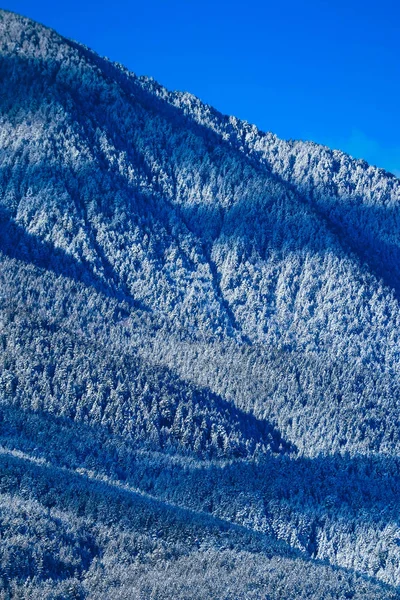 Mountain snow peak, beautiful natural winter backdrop. Ice top o — Stock Photo, Image