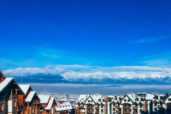 Sneeuw bergtop, Alpine dorp huizen. Europa, oude stad wint — Stockfoto