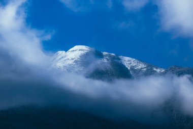 Güzel sisli dağlar yüksek tepeler kar ve buz kaplı. 