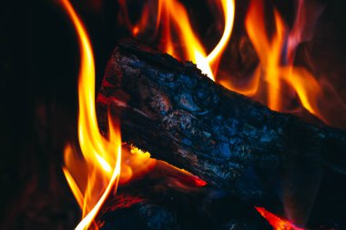 Şömineye odun yanan renkli ateş alev. Yakacak odun günlüğü