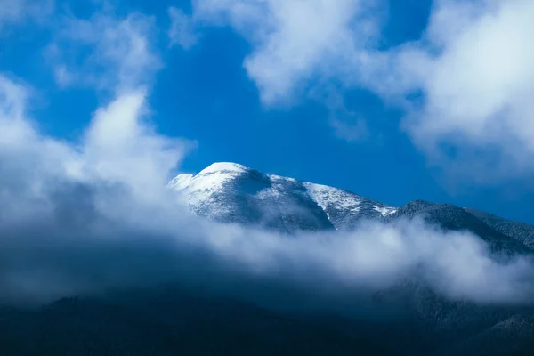 Belles montagnes brumeuses hauts sommets couverts de neige et de glace . — Photo