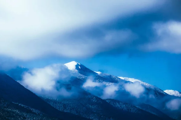 Belles montagnes brumeuses hauts sommets couverts de neige et de glace . — Photo