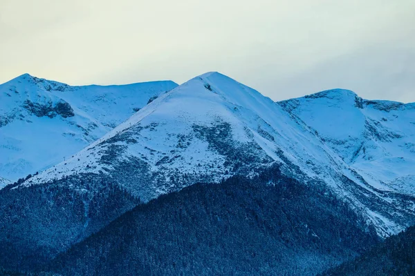 山雪の冬の自然のピーク、美しい背景。氷トップ o — ストック写真