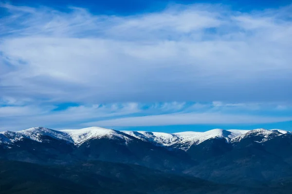 Montagna cima della neve, bellissimo scenario naturale invernale. Ghiaccio superiore o — Foto Stock