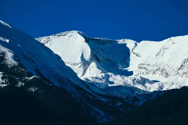 Montagna cima della neve, bellissimo scenario naturale invernale. Ghiaccio superiore o — Foto Stock