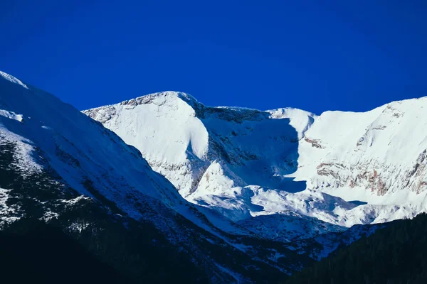 Dağ kar tepe, güzel doğal kış zemin. Buz en iyi o