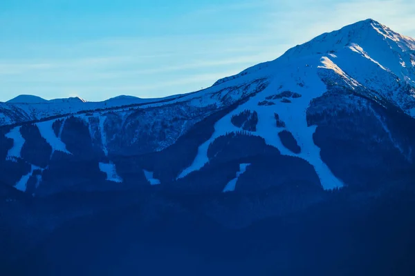 Sneeuw piek, mooie natuurlijke winter bergdecor. Ijs top o — Stockfoto