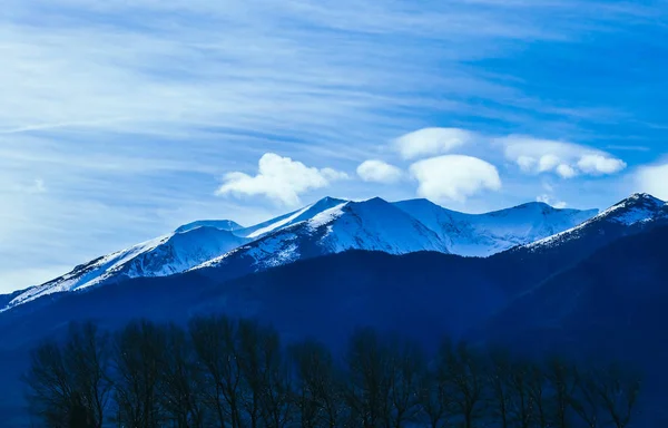 Montanha neve pico, belo cenário de inverno natural. Topo de gelo — Fotografia de Stock