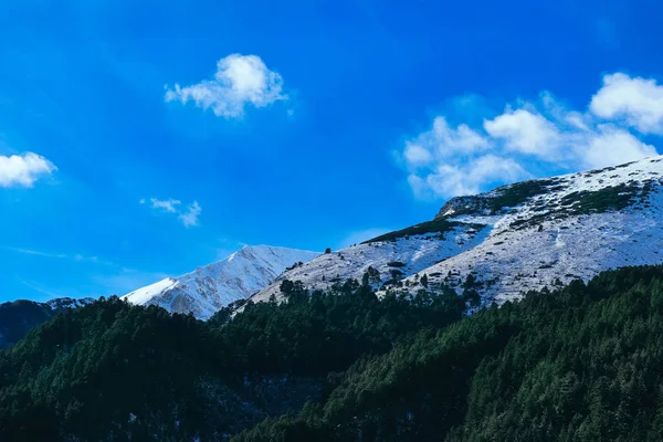 Пік гірського снігу, красивий природний зимовий фон. льодовиковий верх о — стокове фото