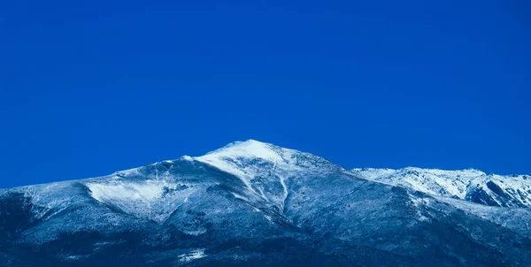 Pic de neige de montagne, belle toile de fond naturelle d'hiver. Plateau de glace o — Photo