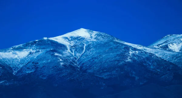 Pico de nieve de montaña, hermoso telón de fondo natural de invierno. Parte superior de hielo o — Foto de Stock