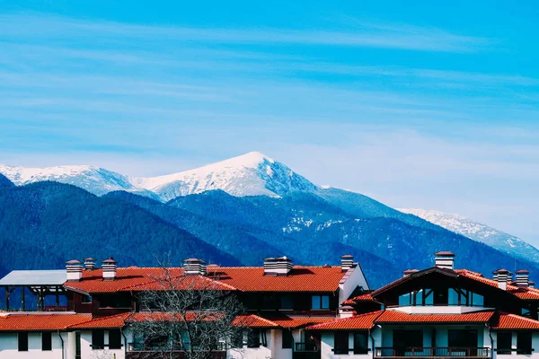 Montanha neve pico, casas de aldeia alpinas. Europa, cidade velha wint — Fotografia de Stock