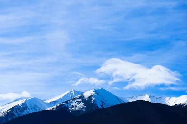 Sneeuw piek, mooie natuurlijke winter bergdecor. Ijs top o — Stockfoto