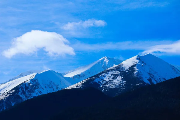 Puncak salju pegunungan, latar belakang musim dingin yang indah. Es atas o — Stok Foto