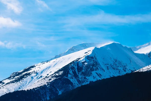 Montanha neve pico, belo cenário de inverno natural. Topo de gelo — Fotografia de Stock