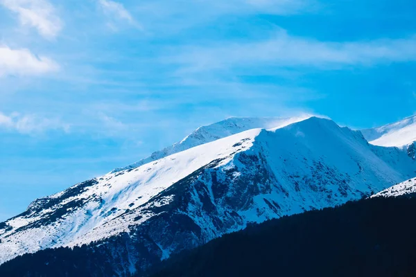 Montagna cima della neve, bellissimo scenario naturale invernale. Ghiaccio superiore o — Foto Stock