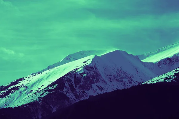 Montagna cima della neve, bellissimo scenario naturale invernale. Ghiaccio superiore o — Foto Stock