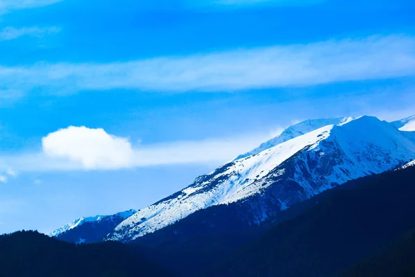Pic de neige de montagne, belle toile de fond naturelle d'hiver. Plateau de glace o — Photo