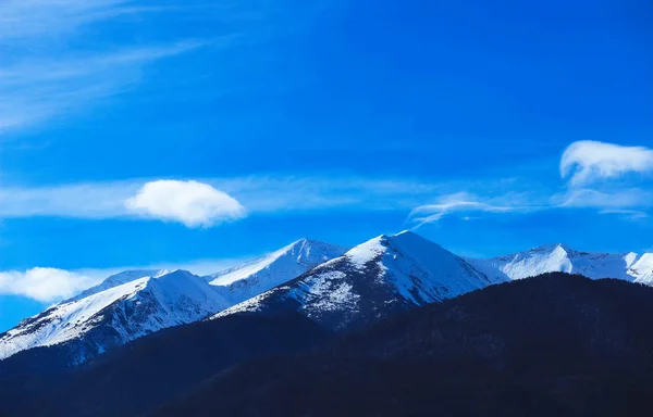Φόντο αιχμής, όμορφο φυσικό χειμώνα χιόνι το βουνό. O top πάγου — Φωτογραφία Αρχείου