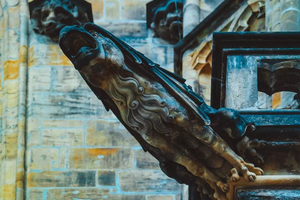 체코 건축, 무서운 석상 조각, 고딕 양식의 사원 데코 — 스톡 사진