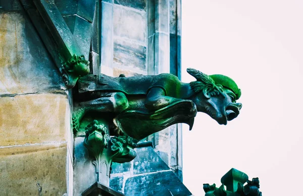 Arquitectura checa, escultura de gárgola de miedo, deco templo gótico —  Fotos de Stock