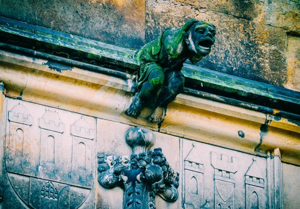 Arquitetura checa, escultura gárgula assustadora, templo gótico deco — Fotografia de Stock