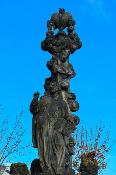 Tjeckien, Prag, gotiska skulptur av de Saint Cajetan på röding — Stockfoto