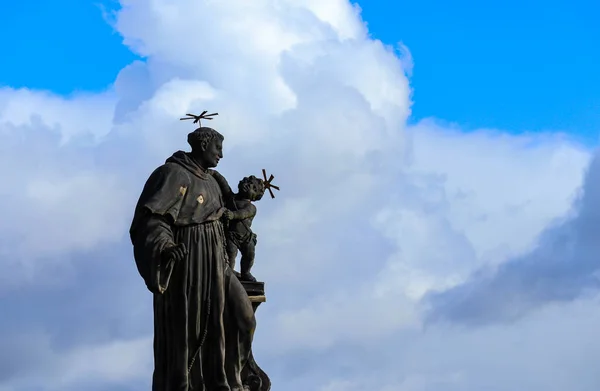Czechy, Praga, gotycka rzeźba Antoniego z Padwy, na C — Zdjęcie stockowe
