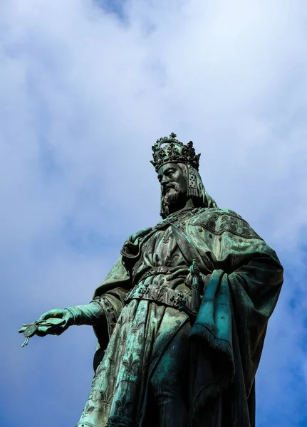 Pomnik króla Karola, Praga, na tle błękitnego nieba. Pomnik nakładają — Zdjęcie stockowe
