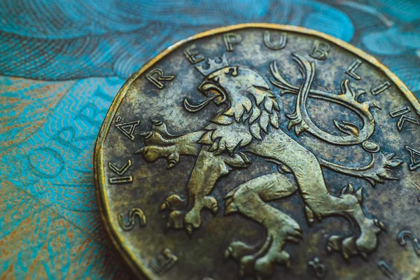 Çek Cumhuriyeti para birimi korunası, banknot desen arka plan, yakın çekim. Fotoğraf çek para parlak deset czk metal paralar, makro görünümü kadar yakın gösteriyor.