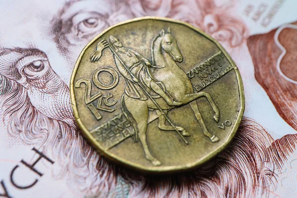 Çek Cumhuriyeti para birimi korunası, banknot desen arka plan, yakın çekim. Fotoğraf çek para parlak deset czk metal paralar, makro görünümü kadar yakın gösteriyor.