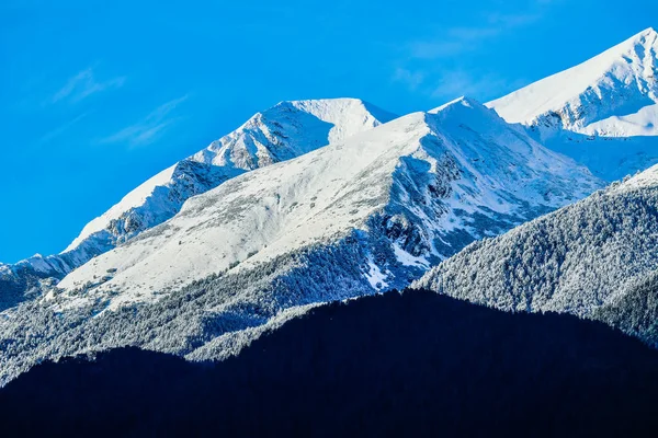 Bałkany, szczyty górskie Pirin, trasy narciarskie, pokryte śniegiem. Bądź — Zdjęcie stockowe