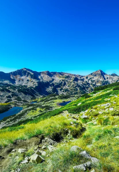 Amazing alpine mountain landscape, sunny hiking trail to the top — Stock Photo, Image