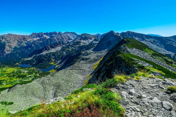 Amazing alpine mountain landscape, sunny hiking trail to the top — Stock Photo, Image