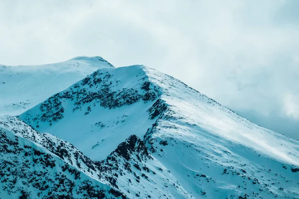 高高山ヒマラヤ山の雪のピークの風景 美しい自然の冬の背景 氷の丘の上 曇りの空の背景 — ストック写真