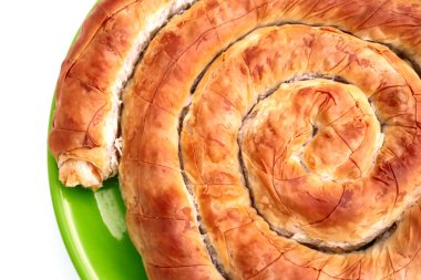 Yerel Balkan hamur işi banica. Fililo hamurundan pişirilmiş Bulgar spiral turtası.