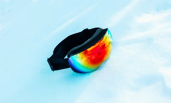 Színes Fényes Snowboard Maszk Feküdt Hóban Télen Napos Időjárás — Stock Fotó