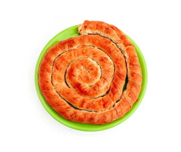 Yerel Balkan hamur işi banica. Fililo hamurundan pişirilmiş Bulgar spiral turtası.