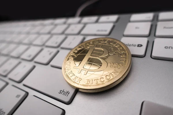 Bitcoin moneda de recuerdo en el teclado —  Fotos de Stock