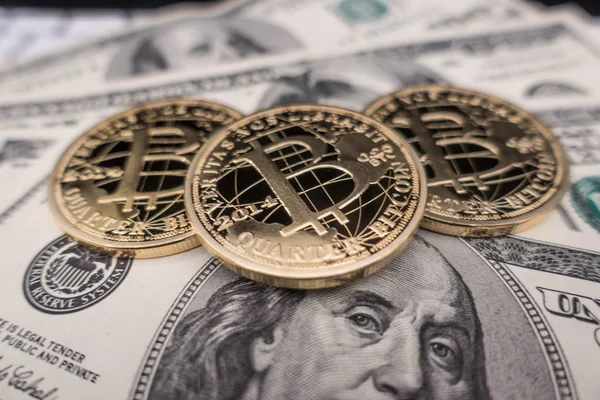 Monedas de bitcoin en billetes de dólar Fotos De Stock Sin Royalties Gratis