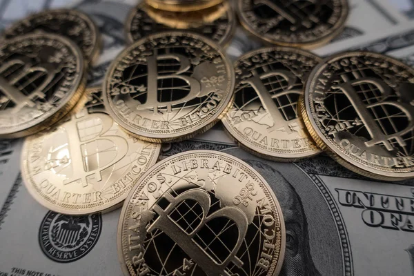 Monedas de bitcoin en billetes de dólar Imagen De Stock